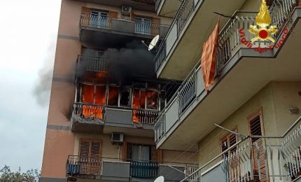 Incendio in un’abitazione ad Acireale, famiglie evacuate