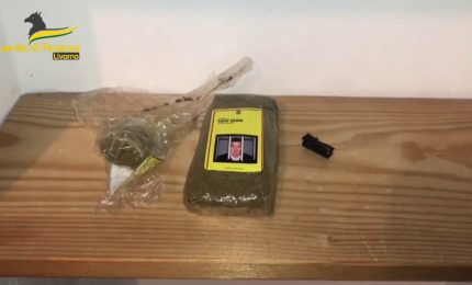 Livorno, arrestato giovane in possesso di droga, Su panetto foto Riina