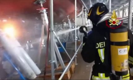 Sestri Ponente, incendio in un cantiere nautico. Evacuati 100 operai