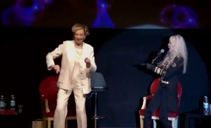 Europee, Letizia Moratti canta e balla sul palco con Ivana Spagna