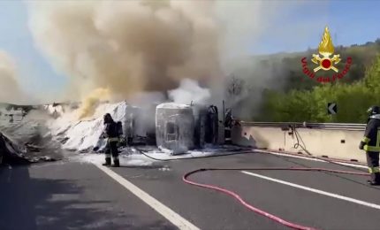 Mezzo pesante si ribalta e prende fuoco sull'A1 a Montevarchi