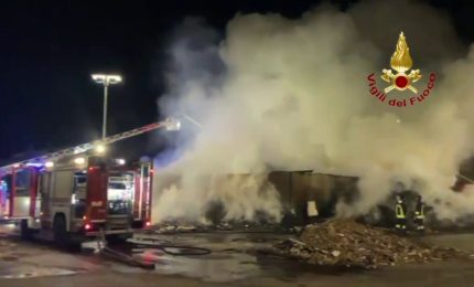 Fiamme in un'azienda per lo smaltimento dei rifiuti a Lamezia Terme