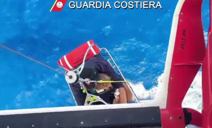 Elicottero della Guardia Costiera soccorre bambino ferito in barca