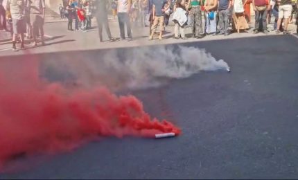 Conte contestato da manifestanti a Genova