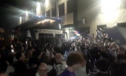 Fiorentina accolta dai tifosi in festa all'aeroporto