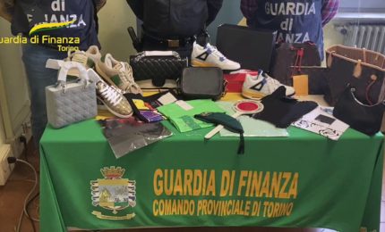 Scoperto a Torino deposito di capi di abbigliamento contraffatti