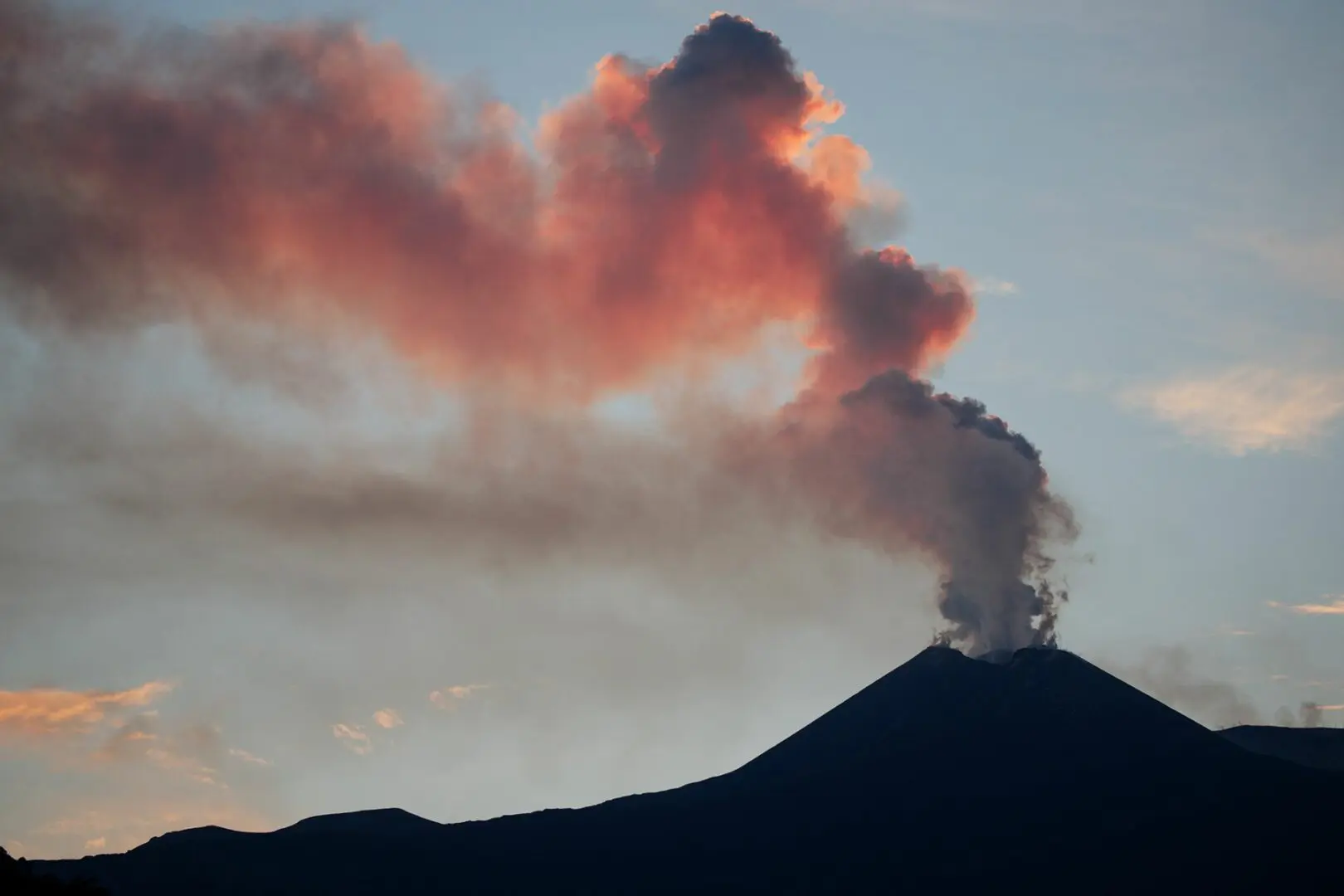 Etna in eruzione, fontane di lava e cenere. Chiuso l’aeroporto di Catania