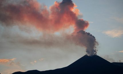 Si è esaurita la fontana di lava sull’Etna, riapre l’aeroporto di Catania