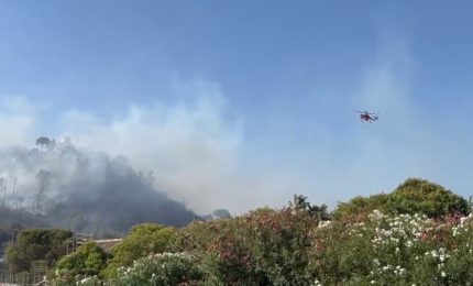 Rogo di Monte Mario, elicotteri al lavoro. A rischio auto e abitazioni