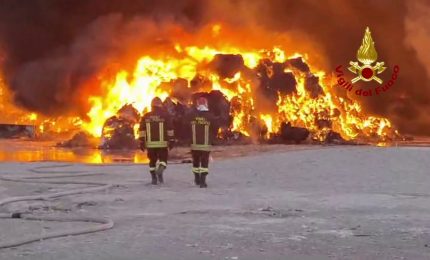 Notte di fuoco nel Salernitano, in fiamme tonnellate di ecoballe