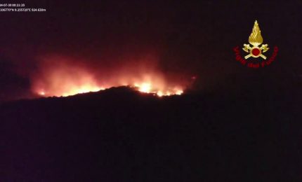 Mostruoso incendio a Nuoro, vigili del fuoco al lavoro tutta la notte