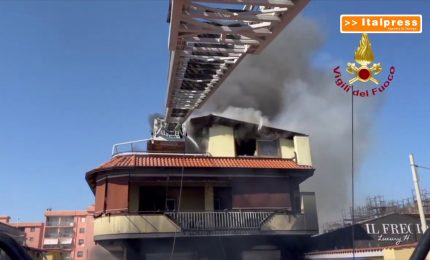 Incendio in una palazzina nel Napoletano, vigili del fuoco al lavoro