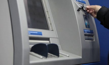 Italiani prelevano 1 miliardo al giorno al bancomat