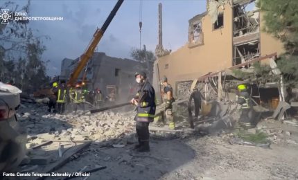 Ucraina, Zelensky "Attacco russo notturno causa 4 morti e 16 feriti"