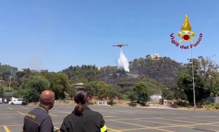 Roma, la bonifica di vigili del fuoco e canadair dopo l'incendio