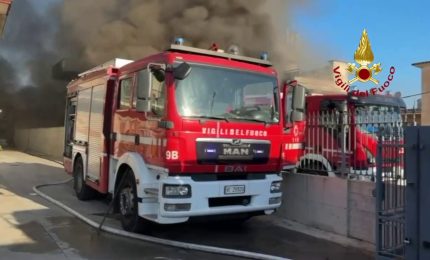 In fiamme un deposito a Palma Campania, le immagini