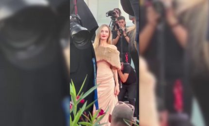 Angelina Jolie conquista il Lido, fan entusiasti a Venezia "Una dea"