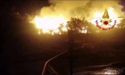 Incendio di un chiosco in spiaggia in Costa Smeralda