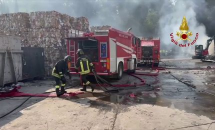 Incendio in un'azienda per lo smaltimento di carta nell'aretino