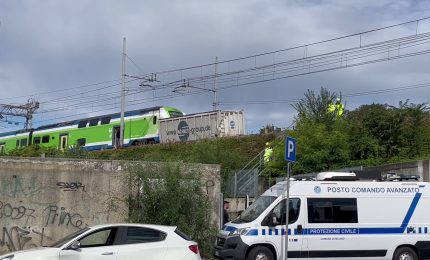 Treno passeggeri deraglia a Milano, feriti lievi