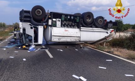 Autocisterna si ribalta su statale nel catanese, paura per il carico di carburante