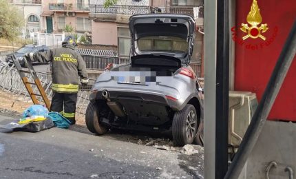 Acicastello, auto finisce in bilico su ciglio strada, salvata una donna