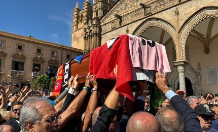 Amici e tifosi in Cattedrale per l’ultimo saluto a Schillaci