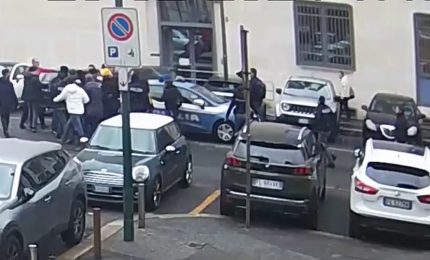 Poliziotti aggrediti a Torino, misure cautelari per 12 anarchici