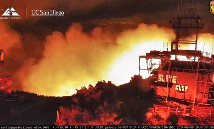 Incendi, brucia un aeroporto nel Sud della California. Le immagini