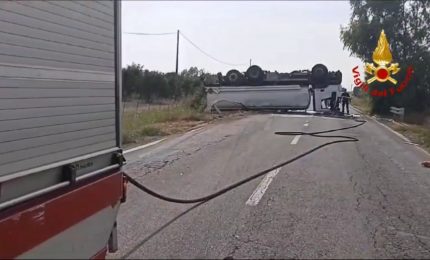 Autocisterna si ribalta, paura per il carico di carburante