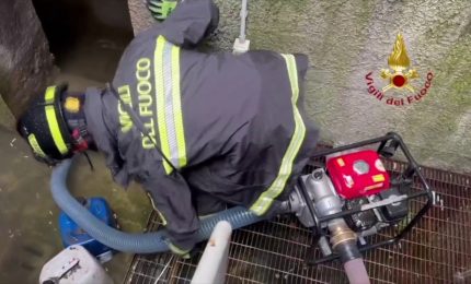 Maltempo a Milano, Vigili del fuoco in azione dopo allagamenti