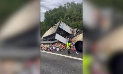 Due camion fuori strada sulla Milano-Torino, 6 km di code