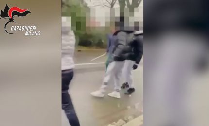 Magenta, 16enni aggrediscono 2 coetanei a sprangate fuori dalla scuola