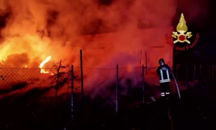 Incendio in un'azienda in provincia di Forlì, a fuoco capannone