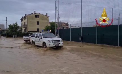 Vigili del fuoco soccorrono automobilisti ad Ancona per maltempo