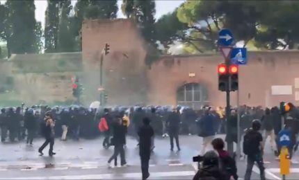 Scontri a Roma tra i manifestanti pro Palestina e le forze dell'ordine