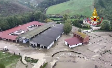 Famiglia recuperata con l’elicottero nel Bolognese, le immagini