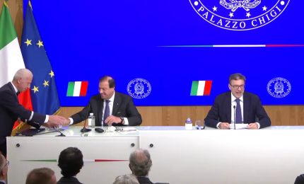 Leo rompe bicchiere in conferenza stampa, Giorgetti "Non porta bene?"