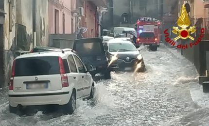 Maltempo nel Catanese, allagamenti e torrenti esondati. Persone intrappolate in casa e in auto