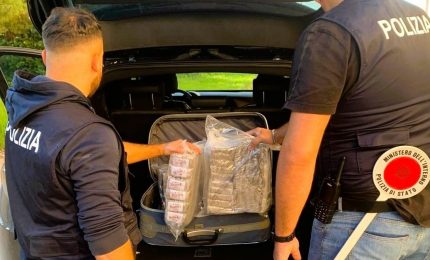 In auto con venti chili di hashish, 20enne arrestato nel Nisseno