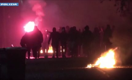 Notte di tensione a Milano, roghi e bus danneggiati a Corvetto