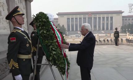 Pechino, Mattarella depone corona al Monumento degli Eroi del Popolo