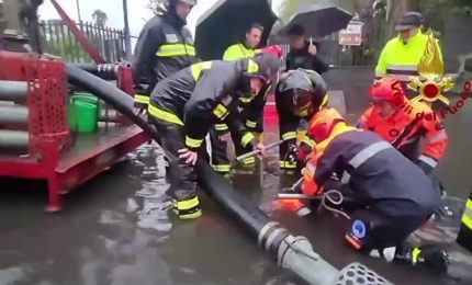 Maltempo a Catania, allagamenti e soccorritori in azione