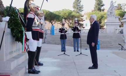 Festa Forze Armate, Mattarella rende omaggio al Milite Ignoto