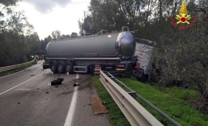 Scontro fra auto e mezzo pesante, 2 morti sulla SS121