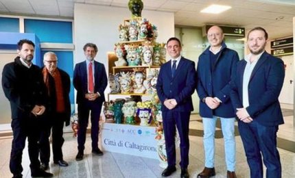 All’aeroporto di Catania un albero di Natale con decine di teste di moro