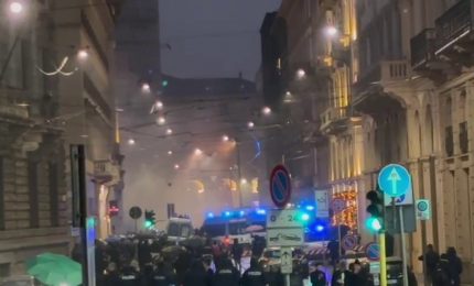 Fumogeni e petardi dei manifestanti vicino al Teatro alla Scala