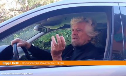 Grillo alla guida di un carro funebre "M5S morto ma compostabile"