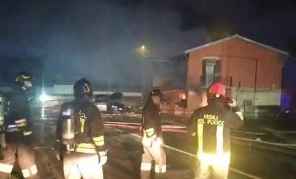 Esplosione per una fuga di gas a Catania, 14 feriti. Si scava tra macerie