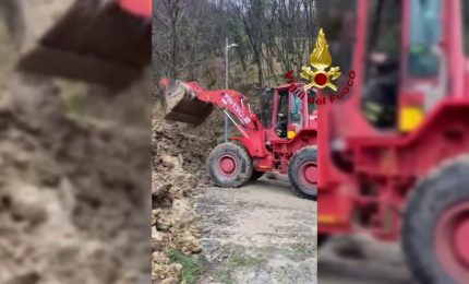 Frana Davagna, escavatori in azione per liberare la strada dal fango